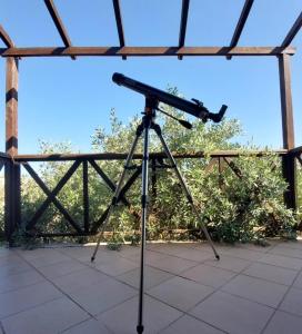 ein Teleskop auf einem Stativ auf einem Dach in der Unterkunft Alexis New Villas in Chrisi Ammoudia