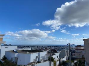 vistas a la ciudad desde el techo de un edificio en EVA'S HOME, en Bizerte
