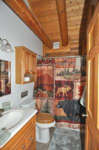 Bathroom sa Overlook at Sleepy Creek -Privacy Awaits