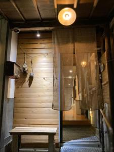 Cette chambre dispose d'un banc et d'un mur en bois. dans l'établissement NEMARU Live with Books, à Nagaoka