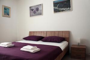 - une chambre avec un lit et 2 serviettes dans l'établissement Cozy Apartment Skalini, à Dubrovnik