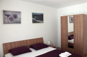 um quarto com uma cama e um espelho em Cozy Apartment Skalini em Dubrovnik