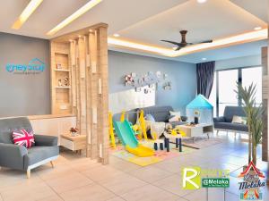 - un salon avec une aire de jeux dans l'établissement Atlantis Residences Melaka by HeyStay Management, à Malacca