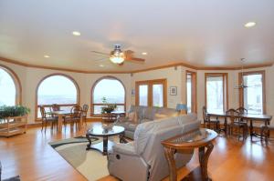 Χώρος καθιστικού στο Redbud Keep - Unique Features, Movie Set Decor, Grill, Wifi, Family Friendly, Hiking, Billiard Table, Movie Theater Room, Fireplace, Golfing, View, 2 King Beds