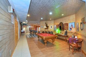 Τραπέζι μπιλιάρδου στο Redbud Keep - Unique Features, Movie Set Decor, Grill, Wifi, Family Friendly, Hiking, Billiard Table, Movie Theater Room, Fireplace, Golfing, View, 2 King Beds