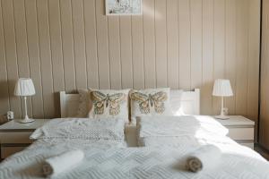 sypialnia z łóżkiem z poduszkami i 2 lampami w obiekcie Apartament Jutrzenka w mieście Spytkowice