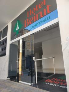 ein hausmöblierter Laden mit einem Schild an der Fassade in der Unterkunft Hotel Beirut in Aparecida