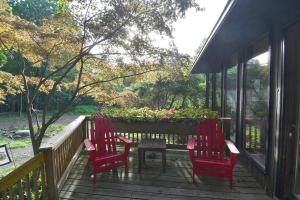 Fotografie z fotogalerie ubytování Sleepy View Retreat - Hot Tub, Trail, Hiking, Pet Friendly, Grill, Wifi, Fire Pit, Screen Porch, Family Friendly, Games, King Bed, Secluded, Fireplace, Pond v destinaci Berkeley Springs