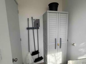 a bathroom with two skis and a white cabinet at Lujoso Departamento in Mexico City
