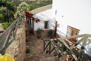 eine Treppe, die zu einem weißen Haus mit Blumen führt in der Unterkunft Casa Rural Cortijo el Plantío in Castril