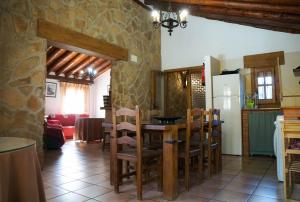 eine Küche und ein Esszimmer mit Tisch und Stühlen in der Unterkunft Casa Rural Cortijo el Plantío in Castril