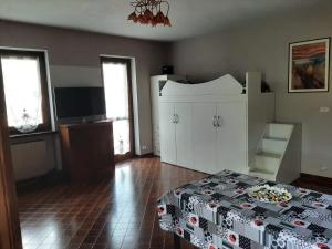 TV a/nebo společenská místnost v ubytování Le Chat Riant