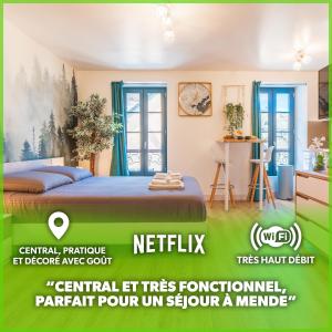 um quarto com uma cama e uma secretária num quarto em Le CosyGreen - Central/Netflix/Wifi Fibre - Séjour Lozère em Mende