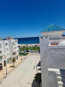 widok na plażę z balkonu budynku w obiekcie complexe al massira imm 13 n 6 etg 2 w mieście Al-Funajdik