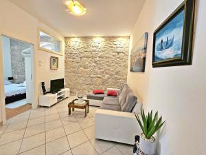 sala de estar con sofá y TV en Apartments Moni, en Split