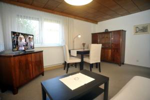 a living room with a table and a dining room at Ferienwohnung Nachtigall in Burg