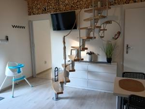 Telewizja i/lub zestaw kina domowego w obiekcie Domek letniskowy Sunny House , Nocleg Zator Energylandia