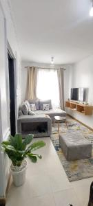 un soggiorno con divano e tavolo di Happy Homes Airbnbs Ngara, Nairobi a Nairobi