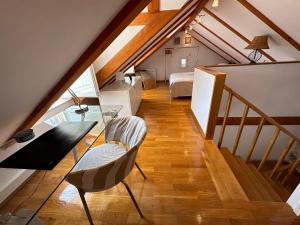Zimmer mit einer Treppe mit einem Tisch und Stühlen in der Unterkunft Fortezza - Hvar Old Town Apartment in Hvar