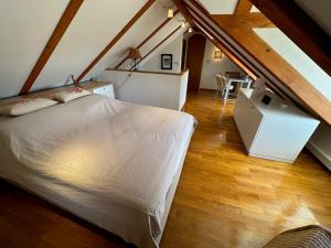 Schlafzimmer im Dachgeschoss mit einem Bett und einem Tisch in der Unterkunft Fortezza - Hvar Old Town Apartment in Hvar