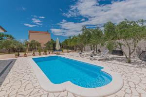 Bazén v ubytování Holiday Home Intrade nebo v jeho okolí