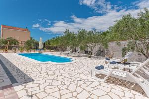 Bazén v ubytování Holiday Home Intrade nebo v jeho okolí