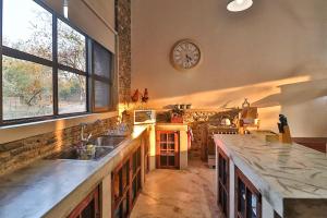 Kuchyň nebo kuchyňský kout v ubytování NoNaMe