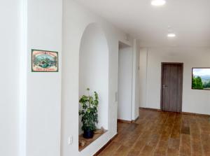un pasillo vacío con una maceta y una puerta en Penzion U Provazníka en Zdíkov