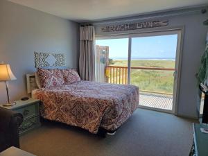 een slaapkamer met een bed en een groot raam bij Chautauqua Resort & Conference Center in Long Beach