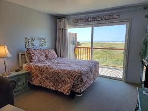 ein Schlafzimmer mit einem Bett und einem großen Fenster in der Unterkunft Chautauqua Resort & Conference Center in Long Beach + 118 Fotos