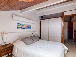 a bedroom with a white bed and a wooden ceiling at Appartement Hendaye, 2 pièces, 5 personnes - FR-1-2-390 in Hendaye