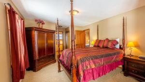 a bedroom with a bed and a dresser and a bed sidx sidx sidx sidx at Trails Edge #03 By Bear Country in Sun Peaks