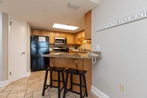 Nhà bếp/bếp nhỏ tại Phoenix IV 4054 condo