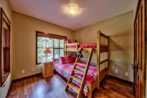 Giường trong phòng chung tại Trappers Landing #11 By Bear Country