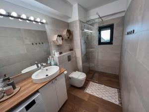 een badkamer met een wastafel en een toilet bij 701 DISTRICT in Mamaia Nord – Năvodari