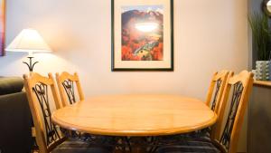 einen Esstisch und Stühle in einem Zimmer in der Unterkunft Fireside Lodge #215 by Bear Country in Sun Peaks
