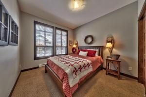 Un dormitorio con una cama grande y una ventana en Stones Throw #56 By Bear Country, en Sun Peaks