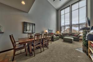 Una sala de estar con una mesa y sillas y un sofá. en Stones Throw #56 By Bear Country, en Sun Peaks