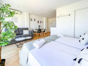 Postel nebo postele na pokoji v ubytování OleHolidays 1133 Romana Playa primera línea playa