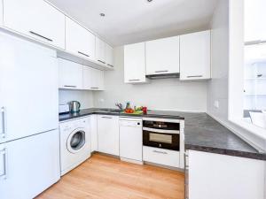 Kuchyň nebo kuchyňský kout v ubytování OleHolidays 1133 Romana Playa primera línea playa