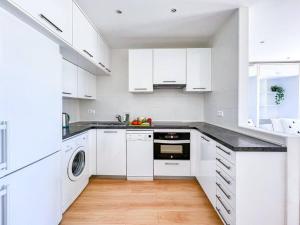Kuchyň nebo kuchyňský kout v ubytování OleHolidays 1133 Romana Playa primera línea playa