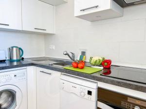 Kuchyň nebo kuchyňský kout v ubytování OleHolidays 1133 Romana Playa primera línea playa
