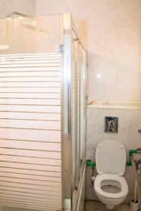 Baño pequeño con aseo en una cabina en LuxuryApartmentDirectToTheNile en El Cairo