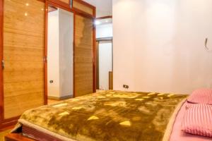een slaapkamer met een groot bed in een kamer bij LuxuryApartmentDirectToTheNile in Caïro