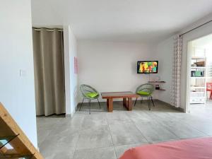 Μια τηλεόραση ή/και κέντρο ψυχαγωγίας στο Le Mafane ***