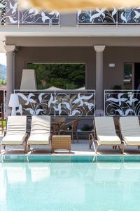 un gruppo di sedie a sdraio accanto alla piscina di Rumi Boutique Hotels&Spa Only adults ad Ascea