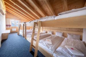 Postel nebo postele na pokoji v ubytování Tälli Hütte + 18 fotografií