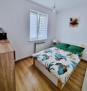 een slaapkamer met een bed met een kleurrijke sprei bij Apartament Korzeniowskiego 7 in Przemyśl