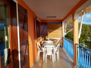 ブイヤントにあるAppartement de 2 chambres avec vue sur la mer terrasse amenagee et wifi a Bouillante a 4 km de la plageのバルコニー(テーブル、椅子付)