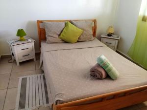 1 dormitorio pequeño con 1 cama con 2 mesitas de noche en Appartement de 2 chambres avec vue sur la mer terrasse amenagee et wifi a Bouillante a 4 km de la plage, en Bouillante